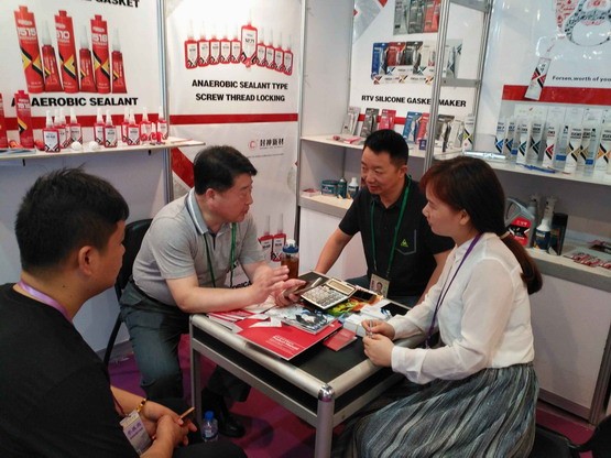 記襄陽商務局領導蒞臨我司廣交會展位